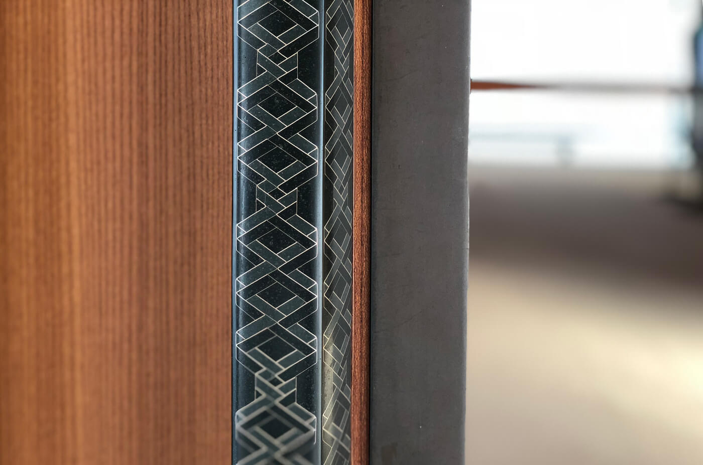 扉の引き手には絆の意味を込めて、京都の組紐をモチーフにデザインされています