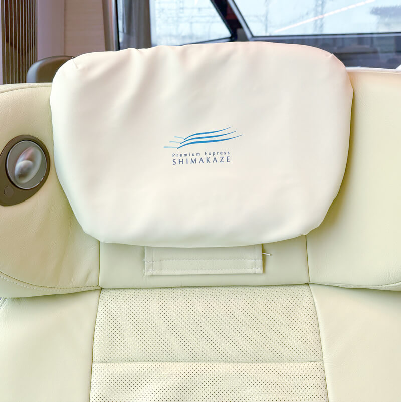 ヘッドレストは位置を調整できます