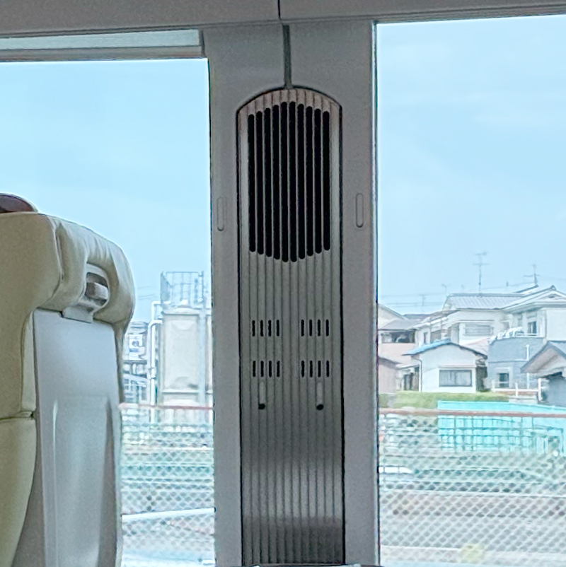 ヘッドレストは位置を調整できます