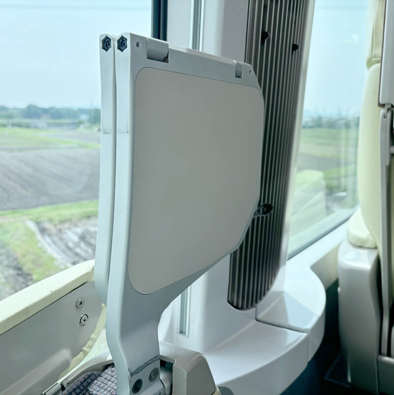 ヘッドレストは位置を調整できます