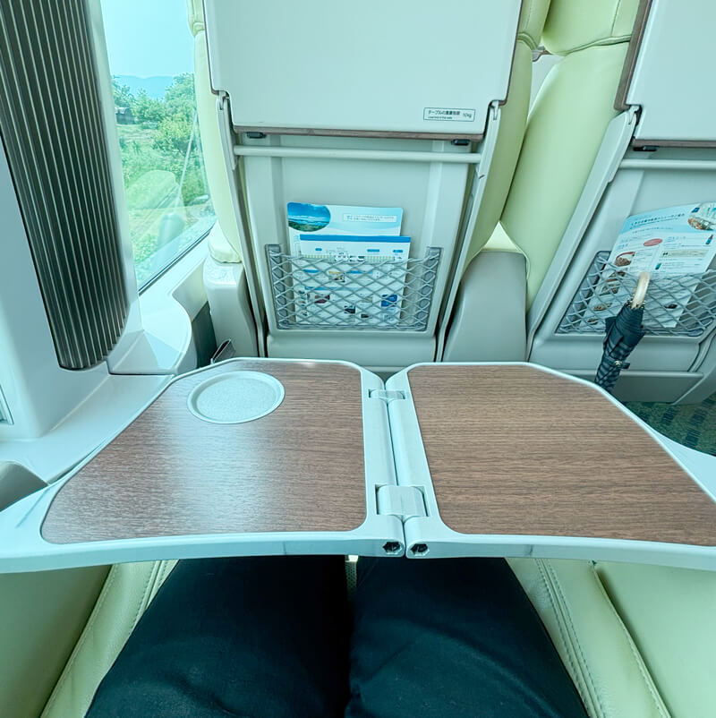 ヘッドレストは位置を調整できます